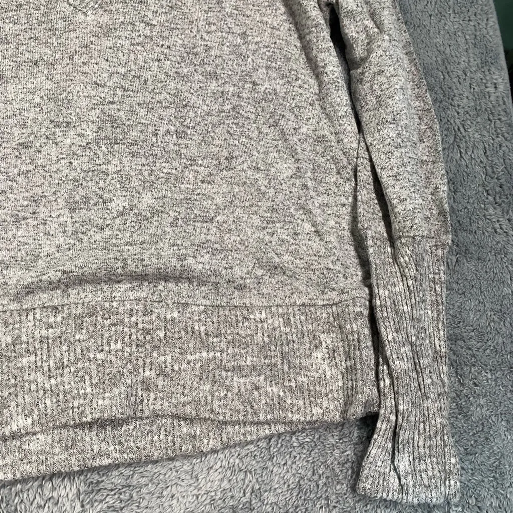 Evereve Heather Gray V-Neck Sweater - Image 3