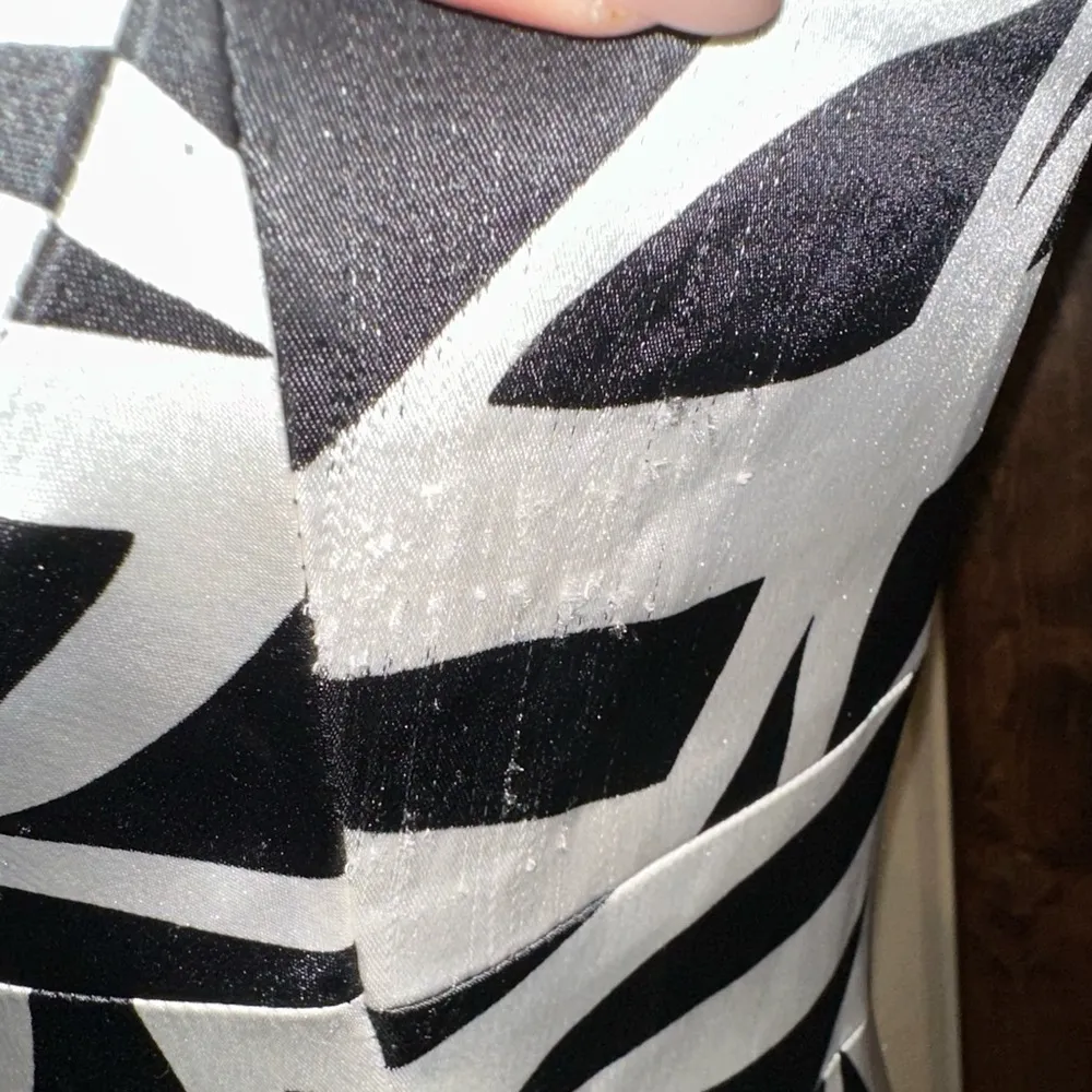 London Times Black and White Silk Style Cocktail Dress Size 8 - Image 3