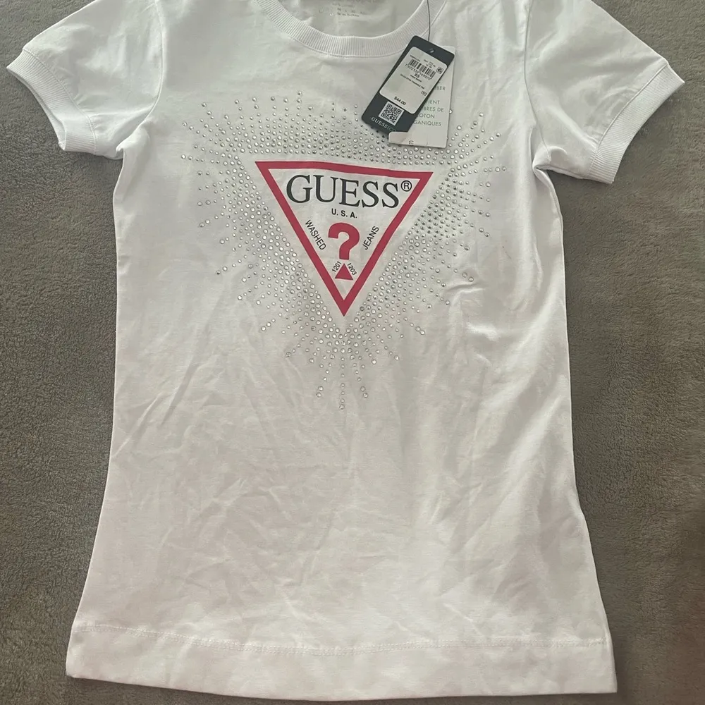 💋NWT GUESS Women's Short Sleeve Crew Neck Star Triangle Tee Shirt, Size XS - Image 3