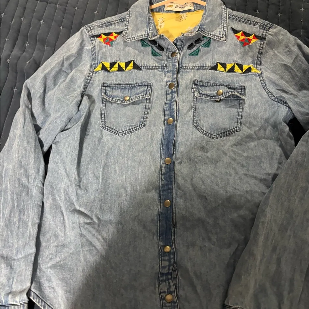 Montano Co. medium denim shirt women blue Aztec embroidered western snap shirt - Image 5