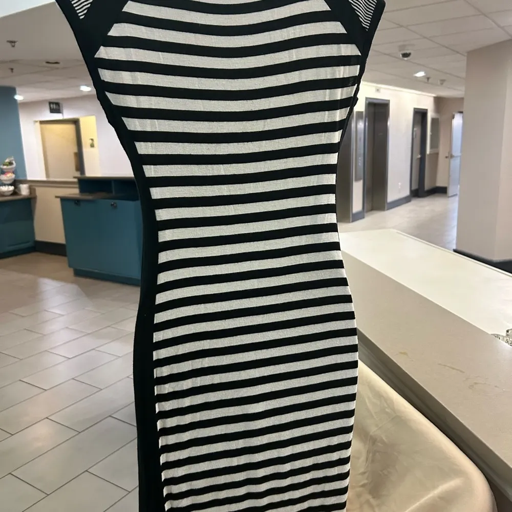 Dress Black and White Bodycon Midi Dress for Night Out with Sleeveless Design - Image 3