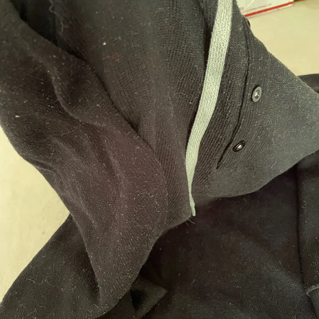 Free with Bundle unisex Kenneth Cole Black sweater size large - Image 4