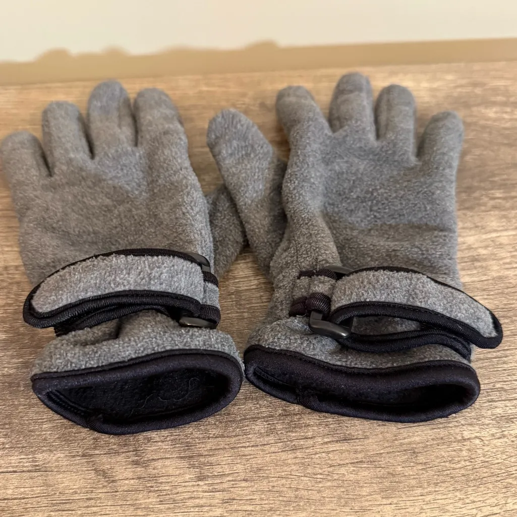 Thinsulate Gray Fleece Gloves One Size - Image 4