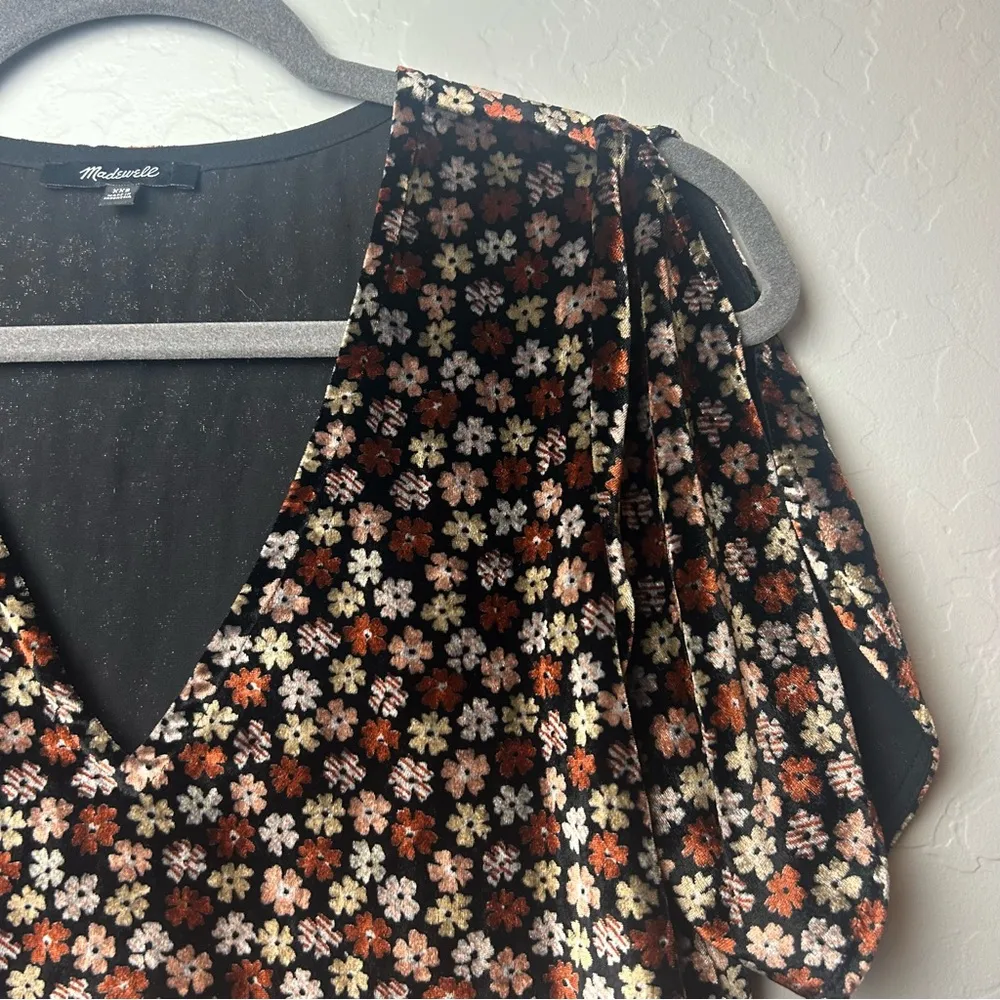 Madewell velvet tulip-sleeve ruffle top in petite blooms true black size xxs - Image 5