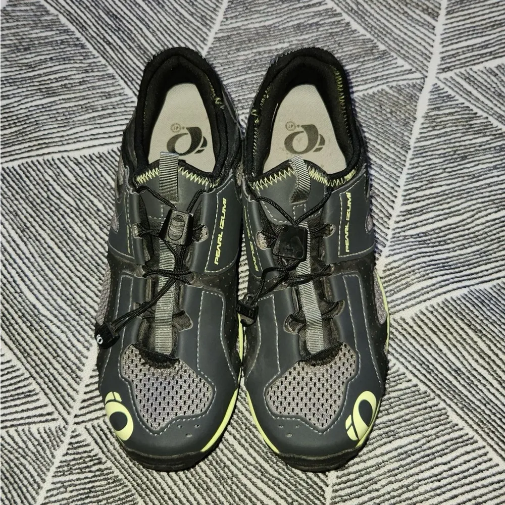Pearl Izumi Black and Lime Cycling Shoes - Image 3