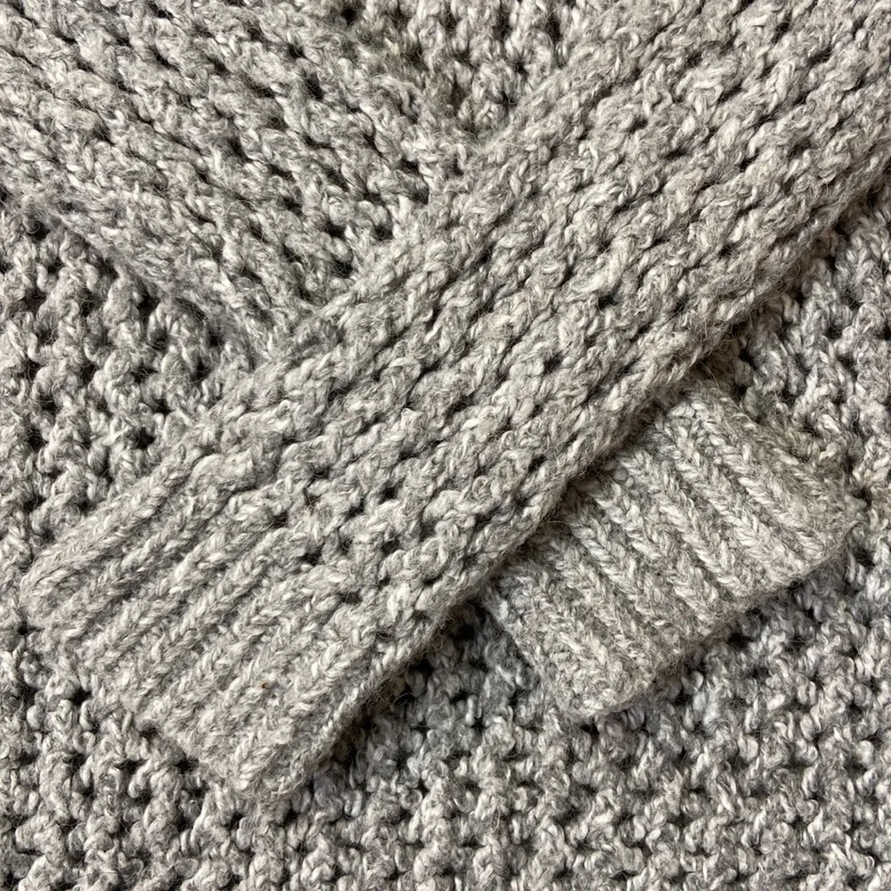 Hollister Women's Gray Crew Neck Crochet Knit Long Sleeve Sweater Size XS - Image 3