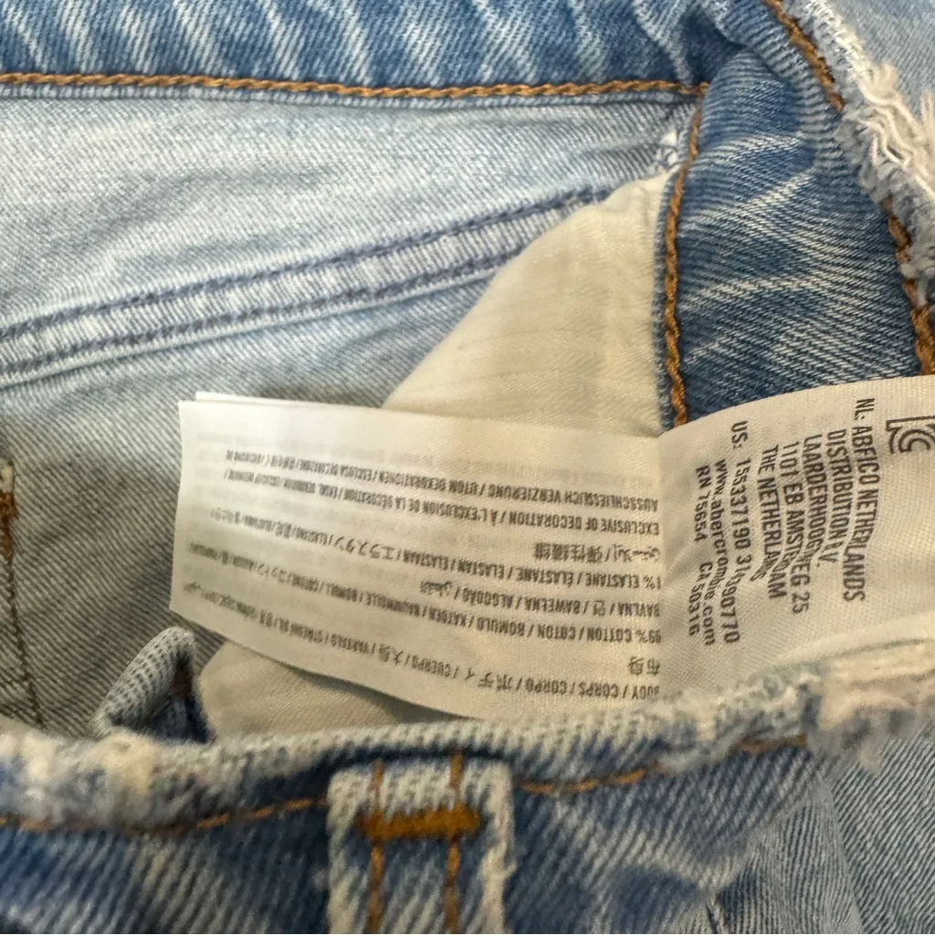 Abercrombie & Fitch High Rise Mom Jeans Cropped Distressed size 25/0 - Image 8