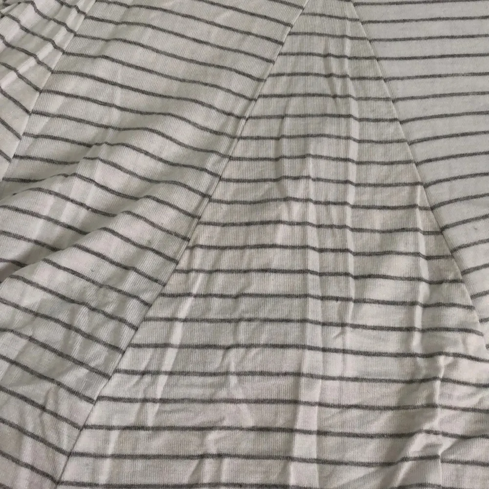 Daytrip Gray and white striped flowy short-sleeve - Image 3