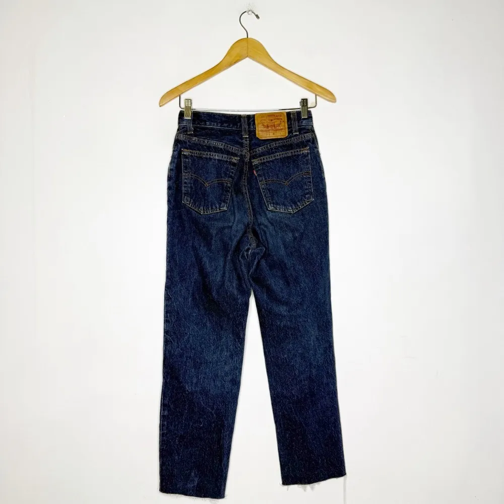 Levi’s Women’s Vintage 501 Raw Hem Button Fly Jeans Size 7 / 28 USA - Image 2