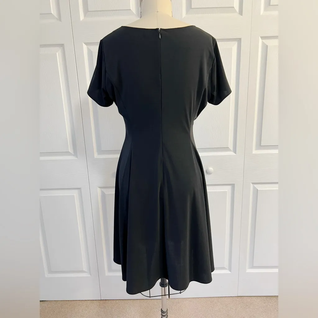Uniqlo Crepe Jersey Short-Sleeve Flared Dress in Black size L - Image 3