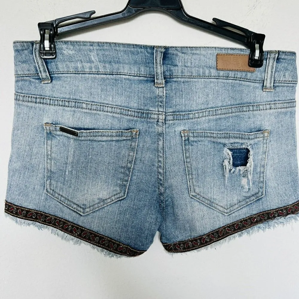 Celebrity pink Paisley denim jean Shorts Size 3 distressed blue Bohemian Western - Image 3