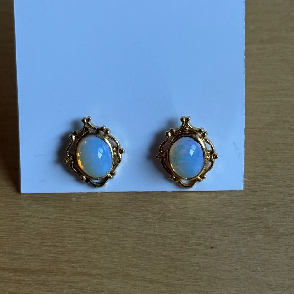 Elegant Gold and Opal Stone Earrings - Image 4