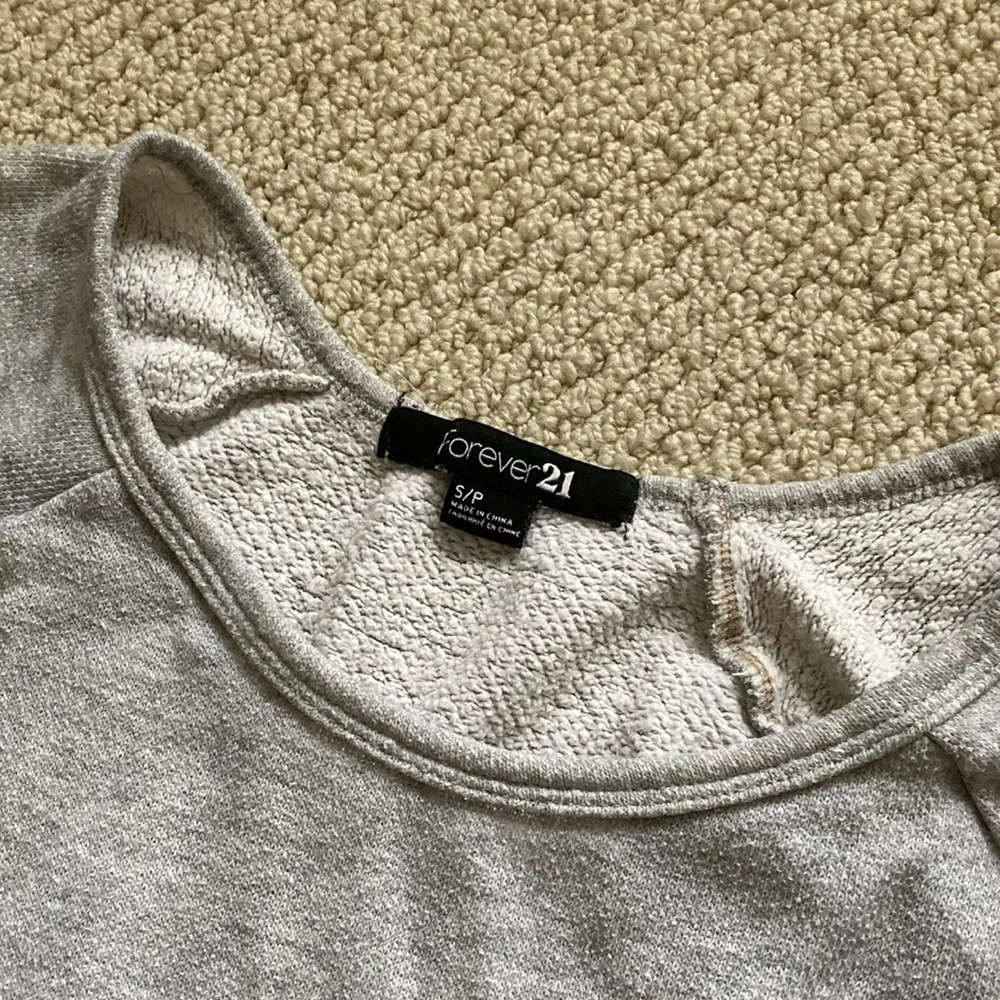 Forever 21 Grey Crewneck Sweater Size Small Cozy Pullover Athleisure Stretch EUC - Image 2