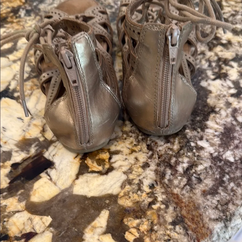 Earth Tan Sandals Comfortable Casual Design Size 8 - Image 2