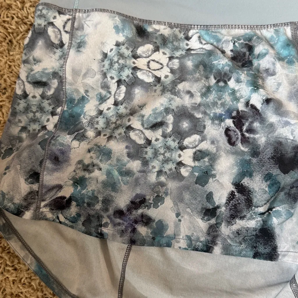 Lululemon Speed Up Low-Rise Short 2.5" in Kaleidofloral Multi / Blue Cast Sz 12 - Image 2