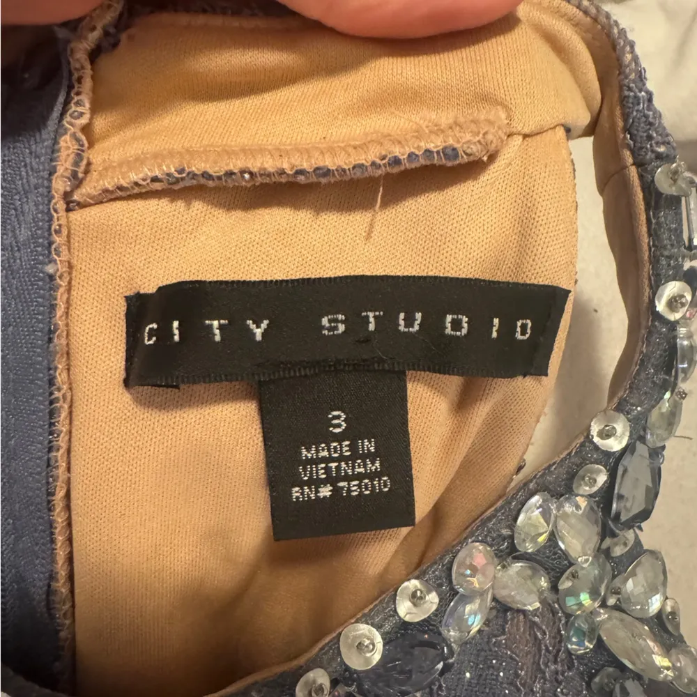 Juniors Elegant City Studio Halter Lace Gown Gray Size undefined - Image 5