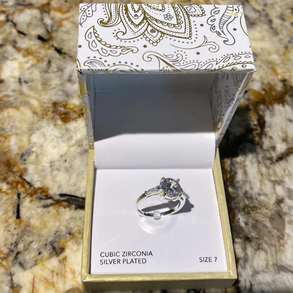 NEw in Box cubic Zirconia Ring - Image 3