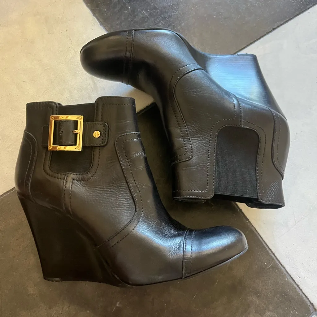Tory Burch Black Wedge Shoes with Gold Detail - Image 4
