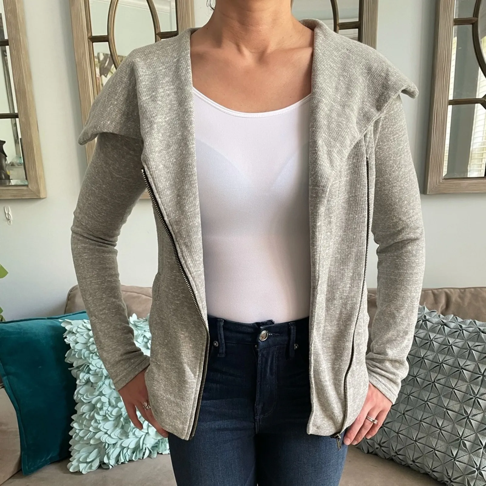 Mystree gray knit cardigan. Size XS. Asymmetrical zip. - Image 7