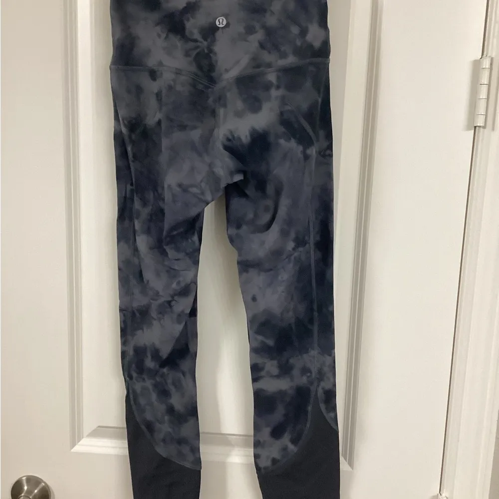 Lululemon Athletica Black Tie-Dye Scalloped Leggings - Image 3
