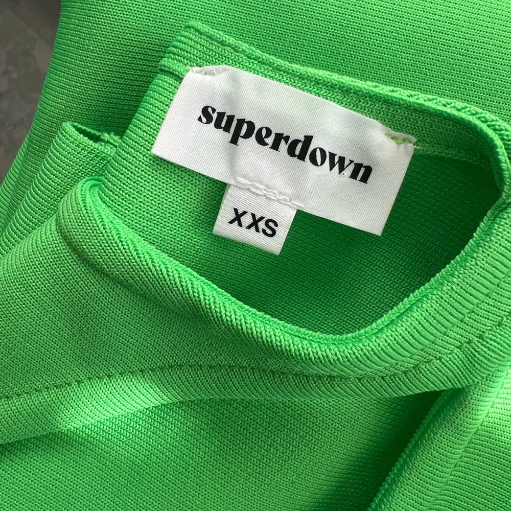 NWT Superdown REVOLVE Sasha Bandage Mini Dress in Bright Green Size XXS - Image 5