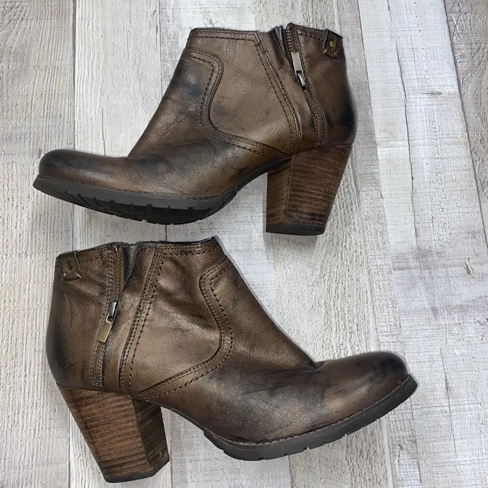 Clarks ankle booties size 10M - Image 5