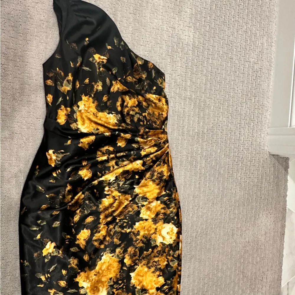 Maggy London One Shoulder Satin Ruched Marigold Floral Print Dress - size 10 - Image 4