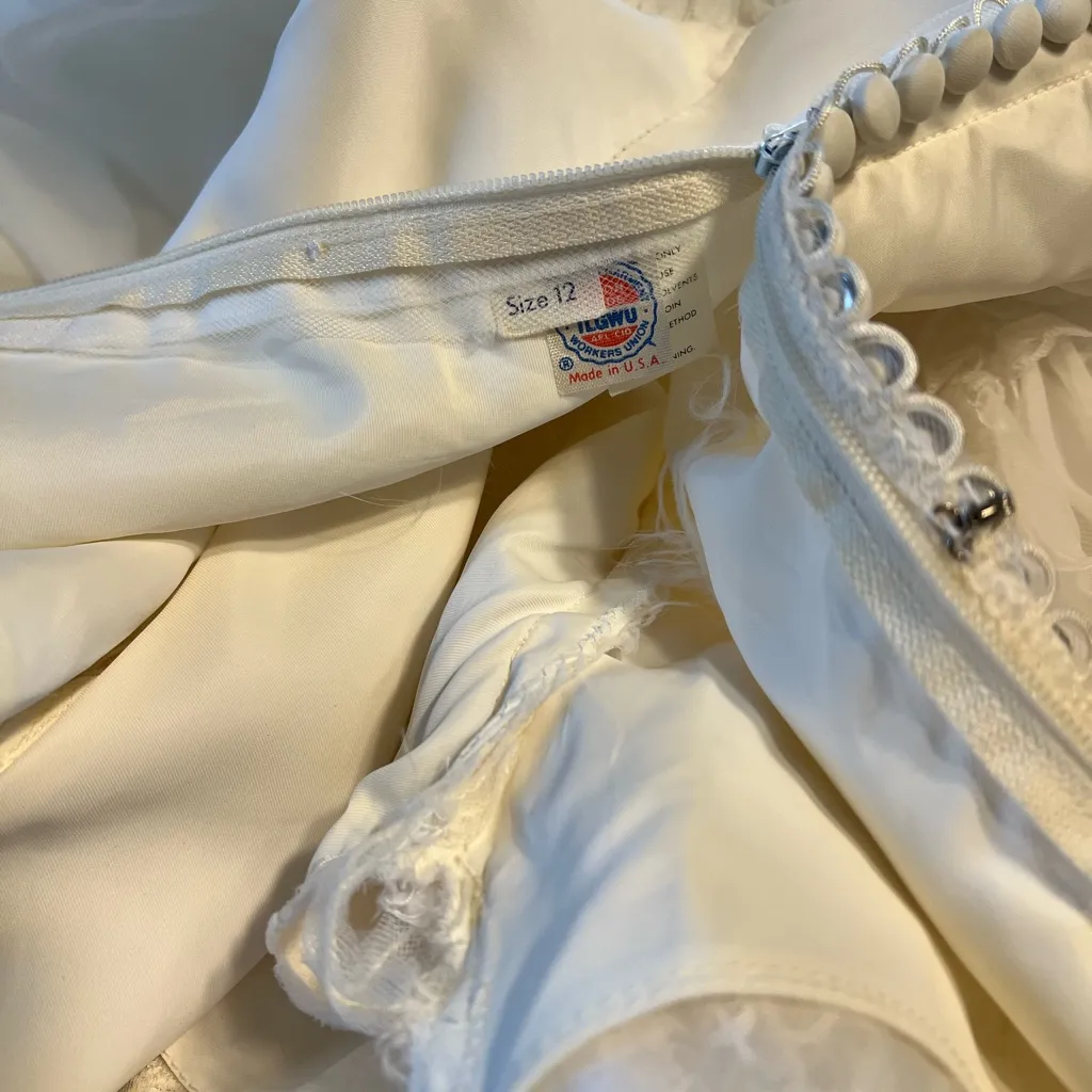 Beautiful Vintage 1970s Union Made Wedding Gown! Size 12 - Image 9