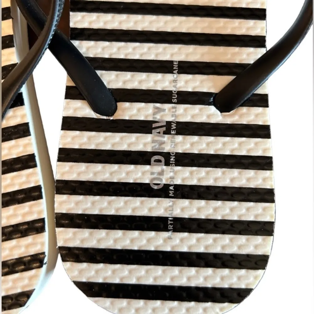 Old Navy Patterned Flip-Flop Sandals - Image 5