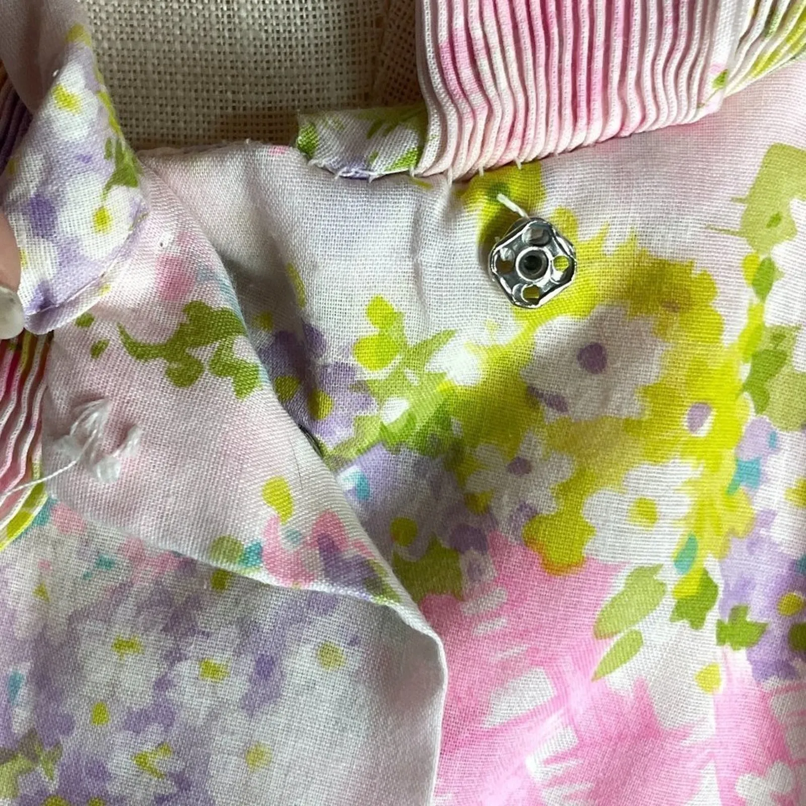 Vintage 70s Pastel Floral Housecoat Robe Lightweight Ruffle Collar Cuffs Large Size XL - Image 9