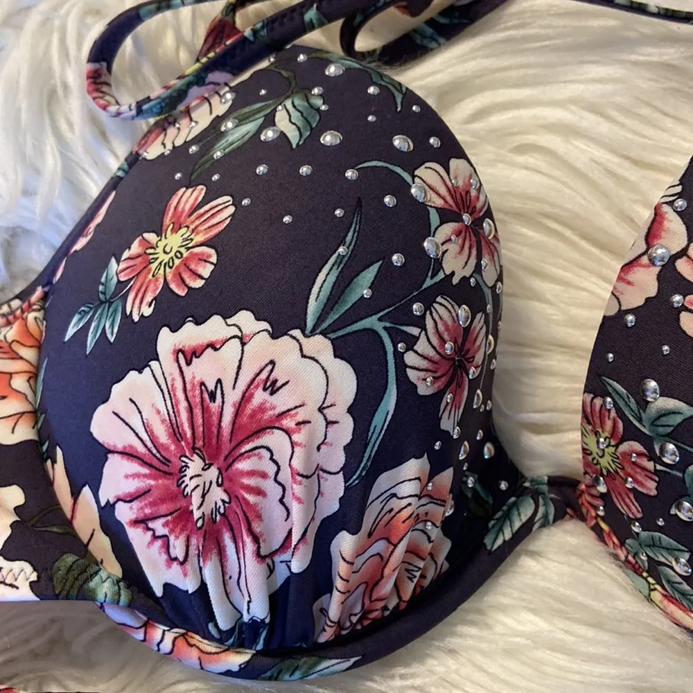 Shade & Shore two pieces swimsuit top is 36B and it’s push up and bottoms is L - Image 10