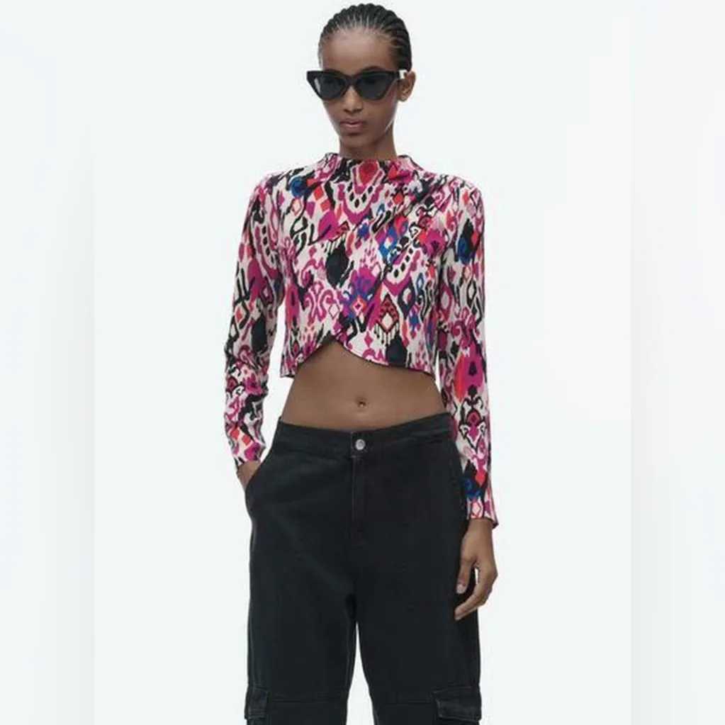 ZARA‎ Abstract Print Mock Neck Long-Sleeve Crop Top Size Small Pink Purple Blue - Image 3