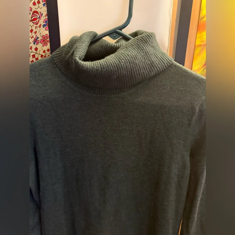 Cyrus Women’s  Green Turtle Neck Sweater Size Medium - Image 2