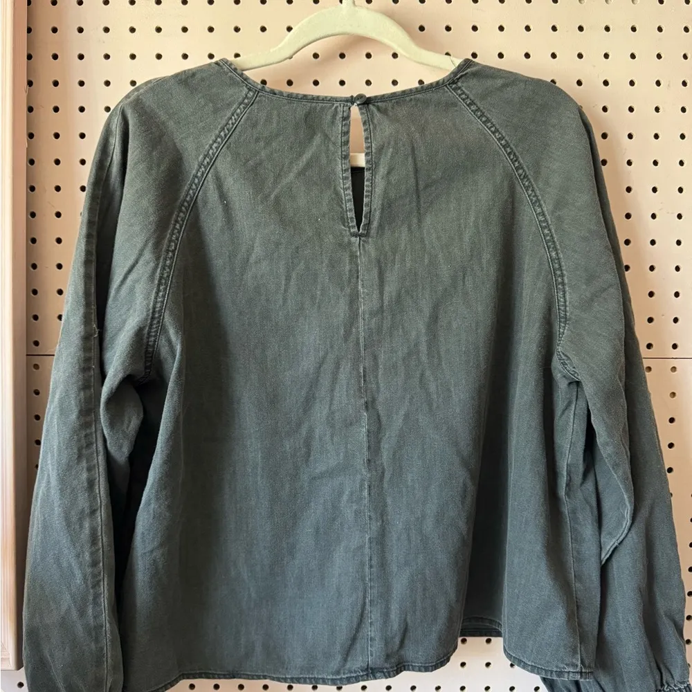 NWT !  Denim Shirred Swing Shirt in Lunar Wash Size: Large - Image 4