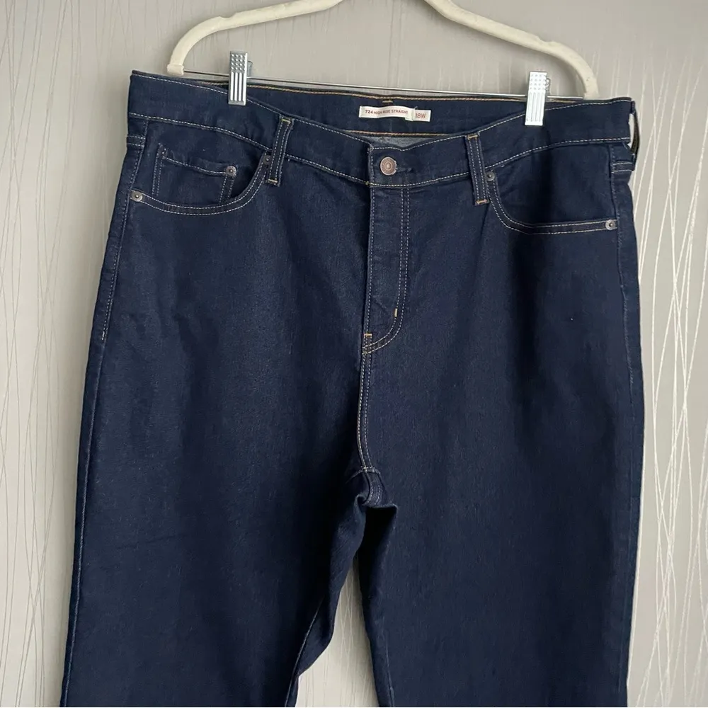 Levi’s Women's Plus Size 724 High-Rise Straight Jeans Size 18W Short Dark Wash - Image 5