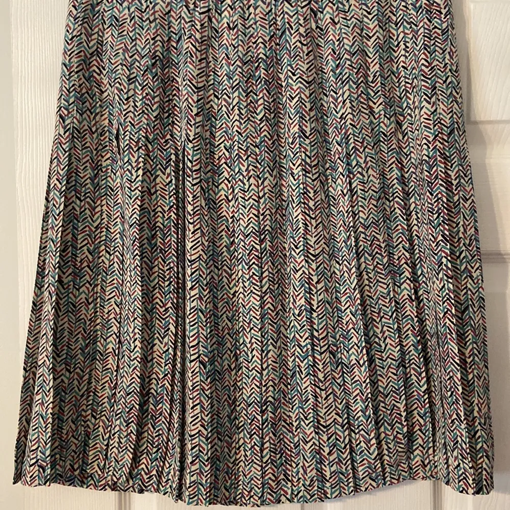 August Silk Skirt 100% silk size 14/44 waist 30” so beautiful length 22” - Image 3