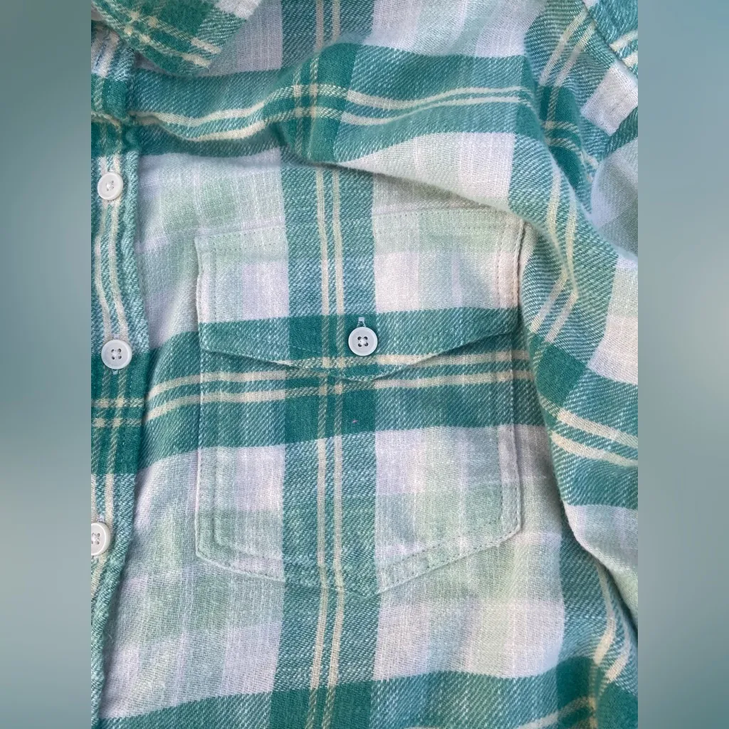 AE Cozy Cropped Flannel Shirt Size M in a mint Green & Creme Plaid Pattern - Image 10