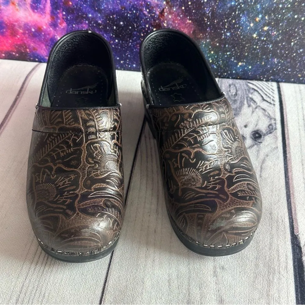 Dansko Professional Tooled Leather Clogs Sz 38 EU (7.5/8 US) Brown Nurse Shoes - Image 2