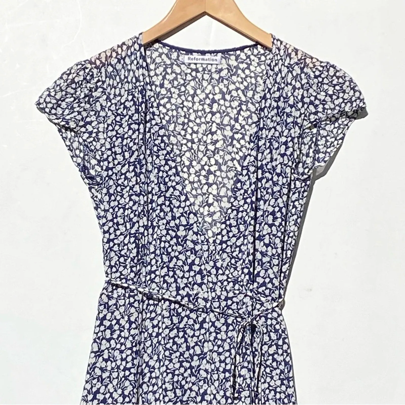 REFORMATION Women’s Blue and White Mini Floral Print Full Wrap Midi Dress small - Image 5