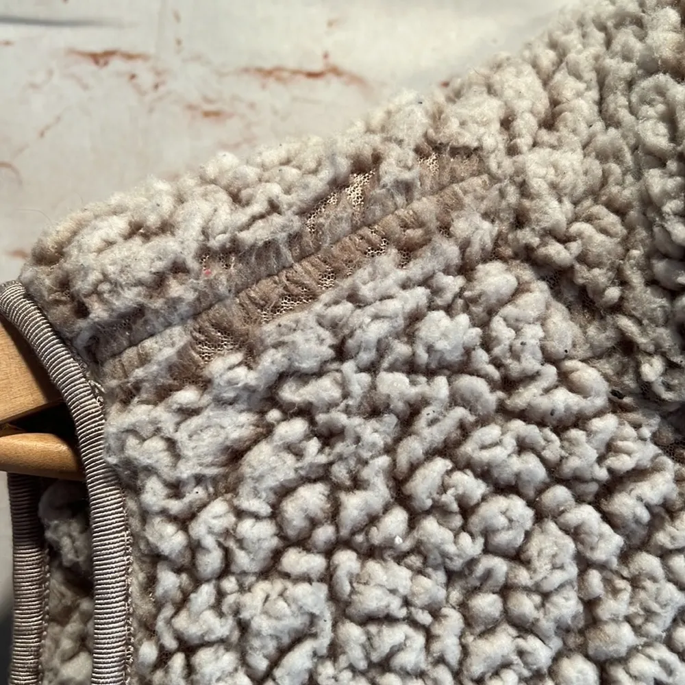 Thread and Supply Sherpa Vest Zip up pockets oatmeal collared neckline Medium - Image 5