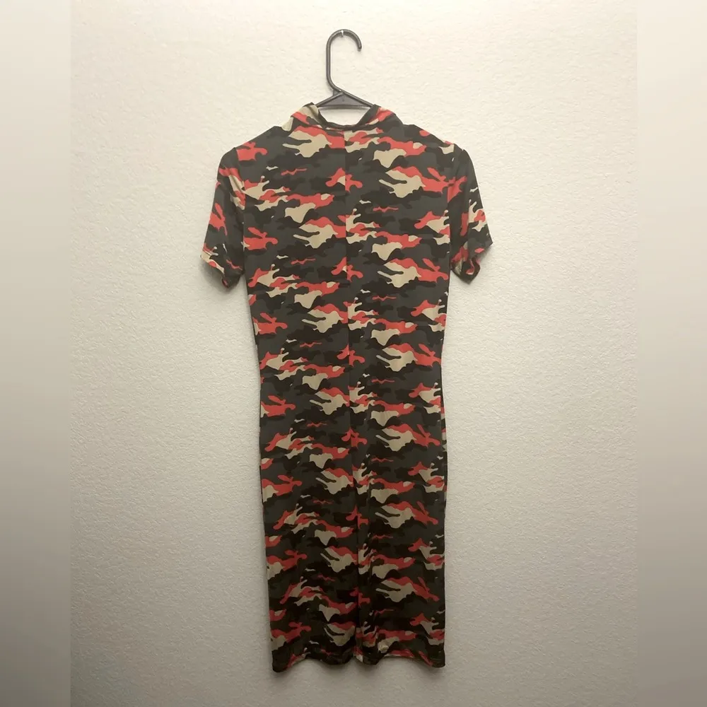 Short Sleeve Camo like Multicolor Romper Size L - Image 4