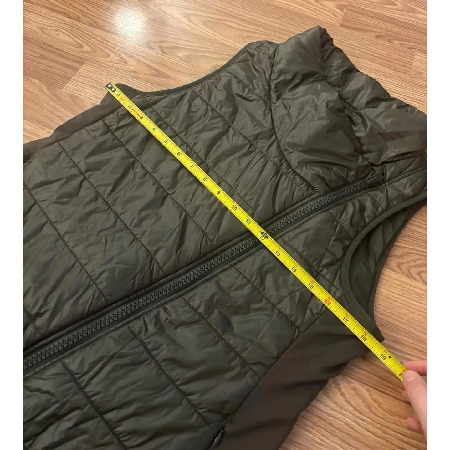 Reebok Puffer Vest Women’s Size Large - Image 3