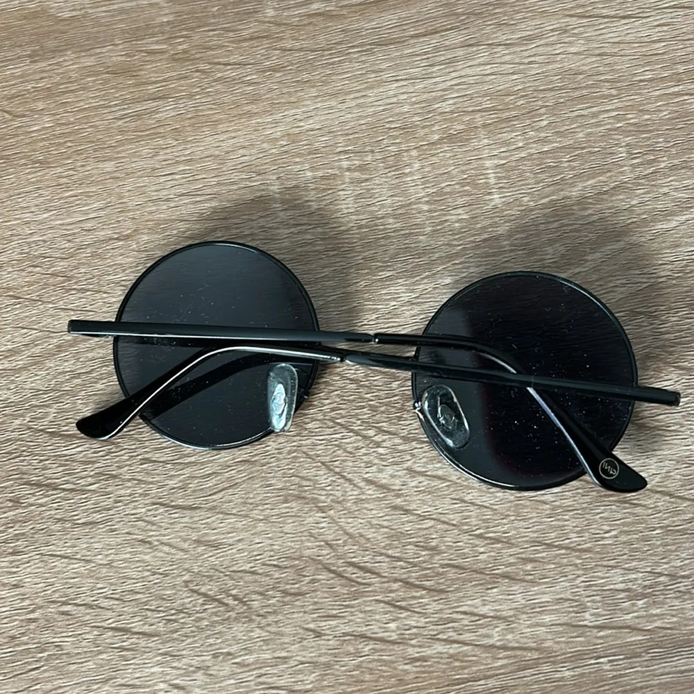 Black round sunglasses - Image 2