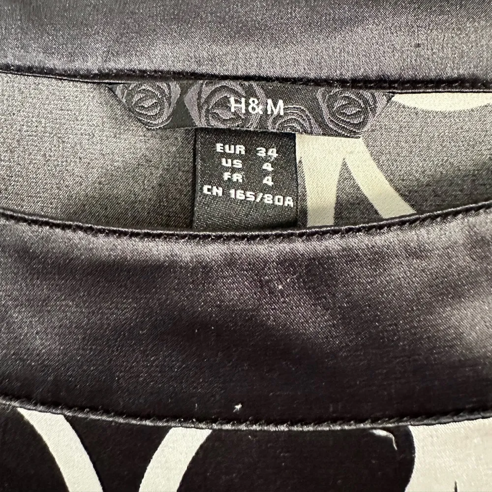 UEC H&M Women’s Size 4 Dress - Image 3