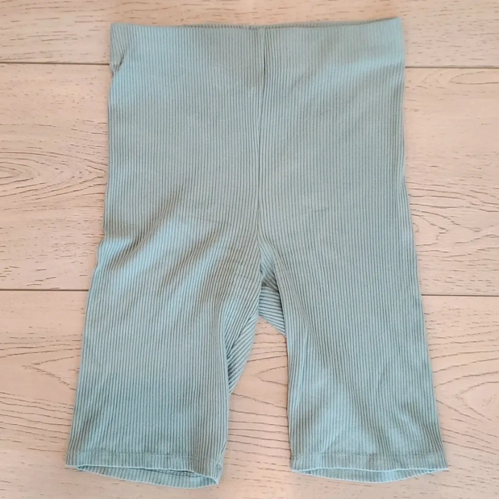 H&M Green Training Set- Top and Biker Shorts - Image 2