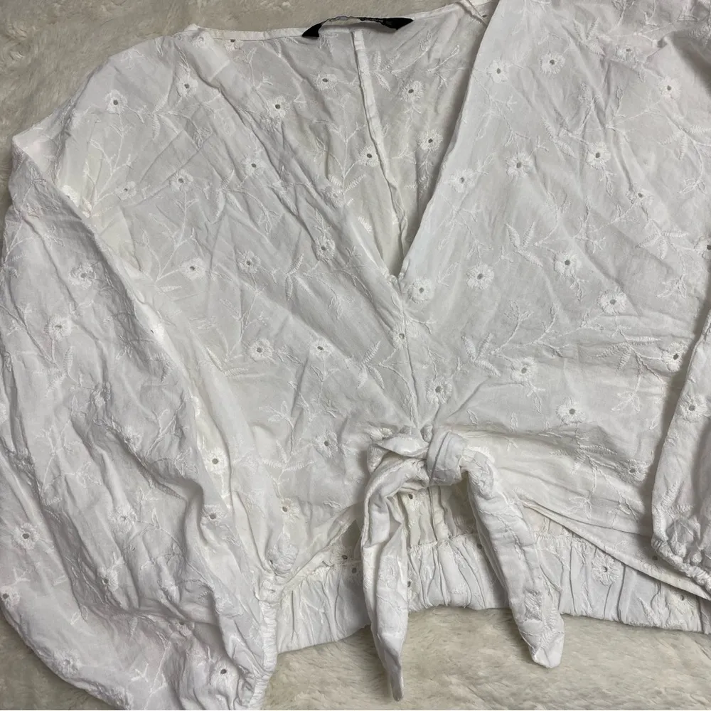 Zara White Eyelet Cropped Tie Front Top - Image 2