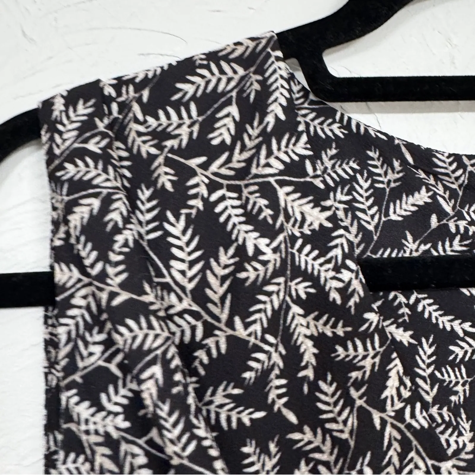 Neiman Marcus Black Leaf Print Wrap Blouse Womens 12 Sleeveless Beachy Top Shirt - Image 2