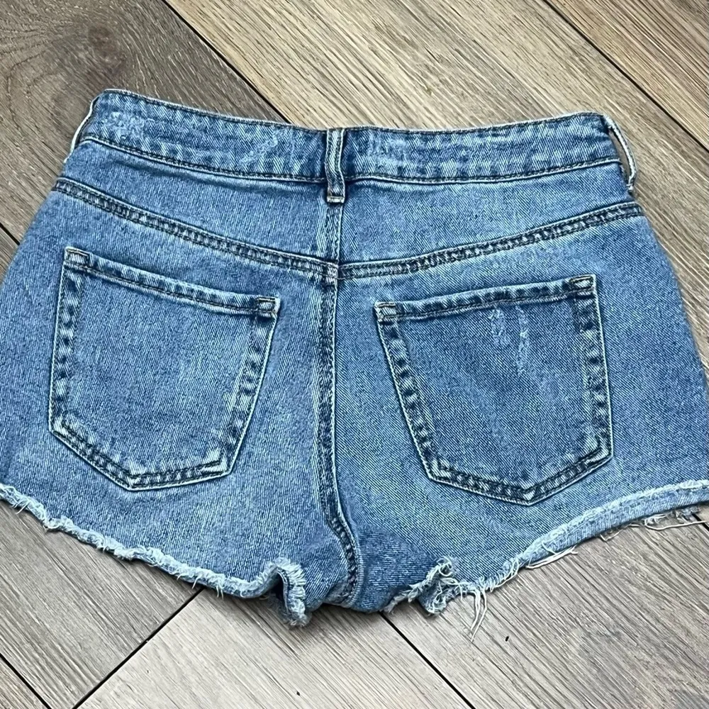 PacSun Women’s High Rise Distressed Denim Shorts Sz 27 Raw Hem Festival Jean - Image 9
