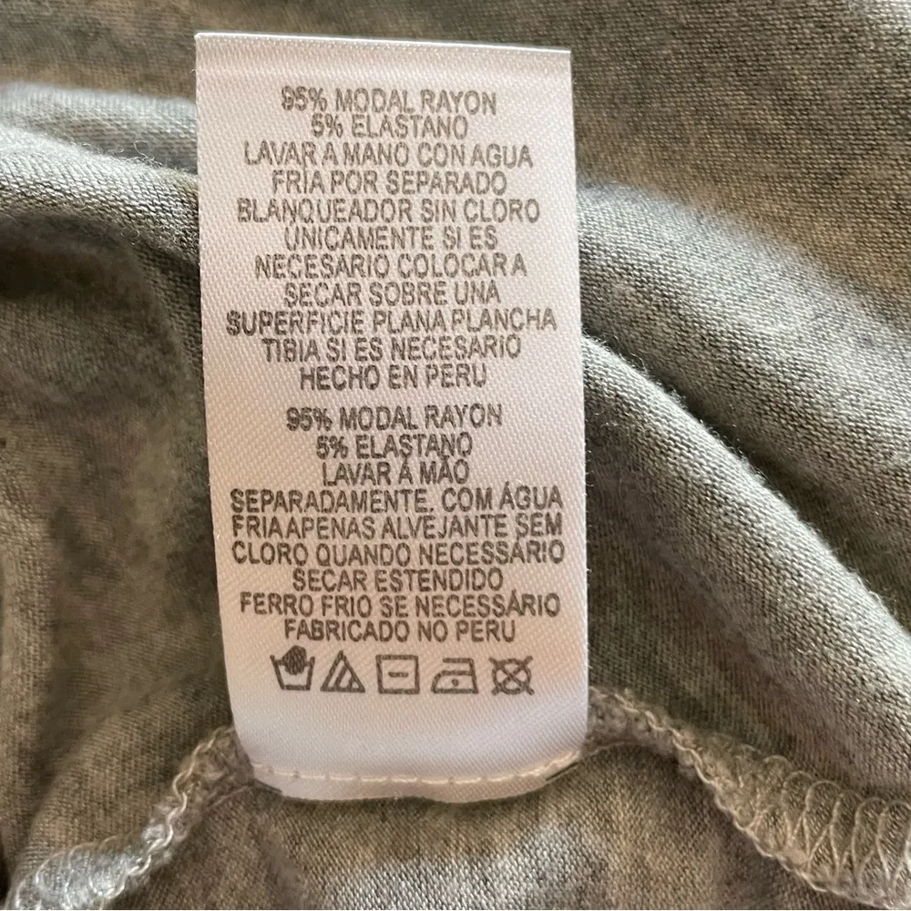 Grey Tahari V-Neck Tee T-Shirt Size Small - Image 5