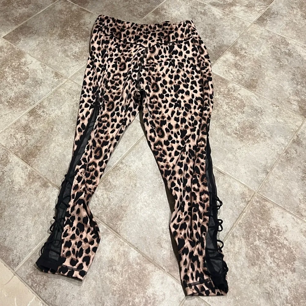 Victoria’s Secret Flow On Point Animal Print Leggings 7/8 Length Sz 14 black tan - Image 4